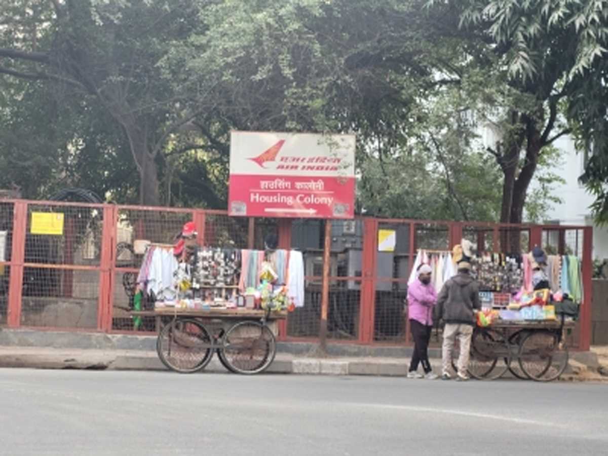 एयर इंडिया कॉलोनी बनी खंडहर, बेदखली की धमकी ने बच्चों पर भी डाला असर